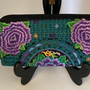 Stitched Floral Tapestry Wallet Zip closure